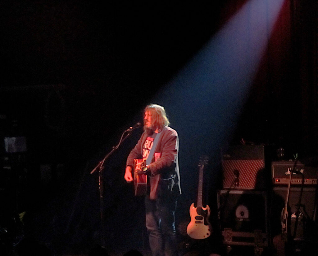 A picture of Evan Dando playing guitar